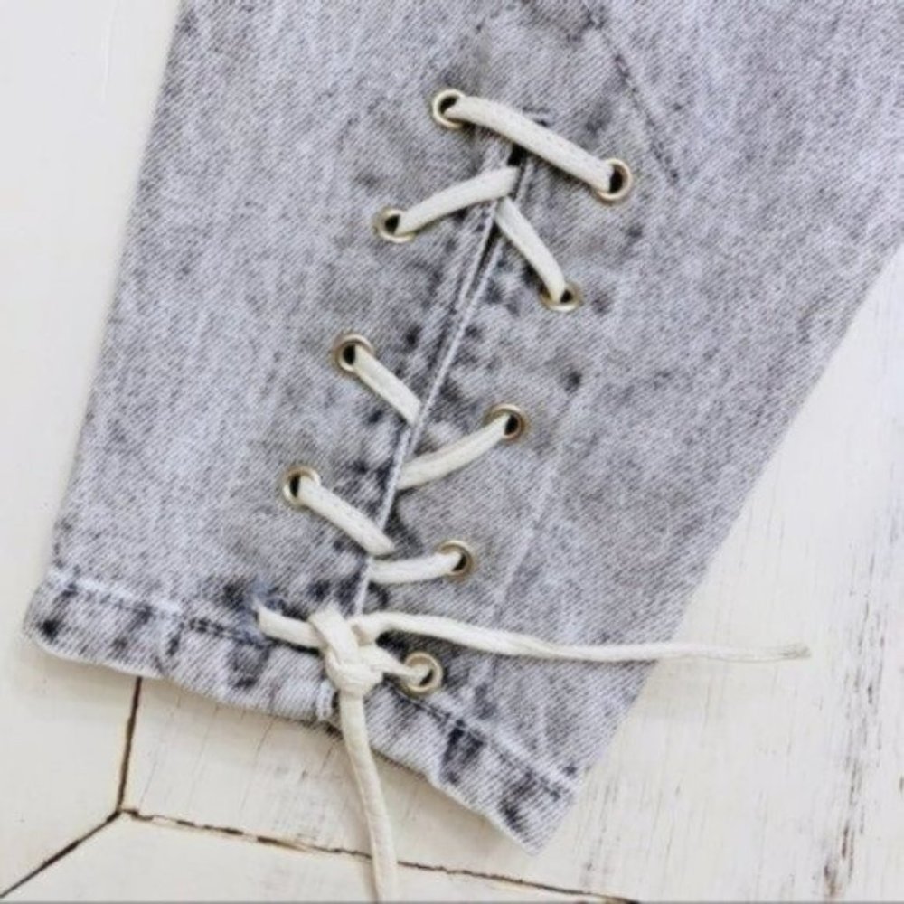 Vintage 90s Mom Jeans Lace-Up Cuff Tapered High Waisted White Washed 26 - Picture 3 of 10